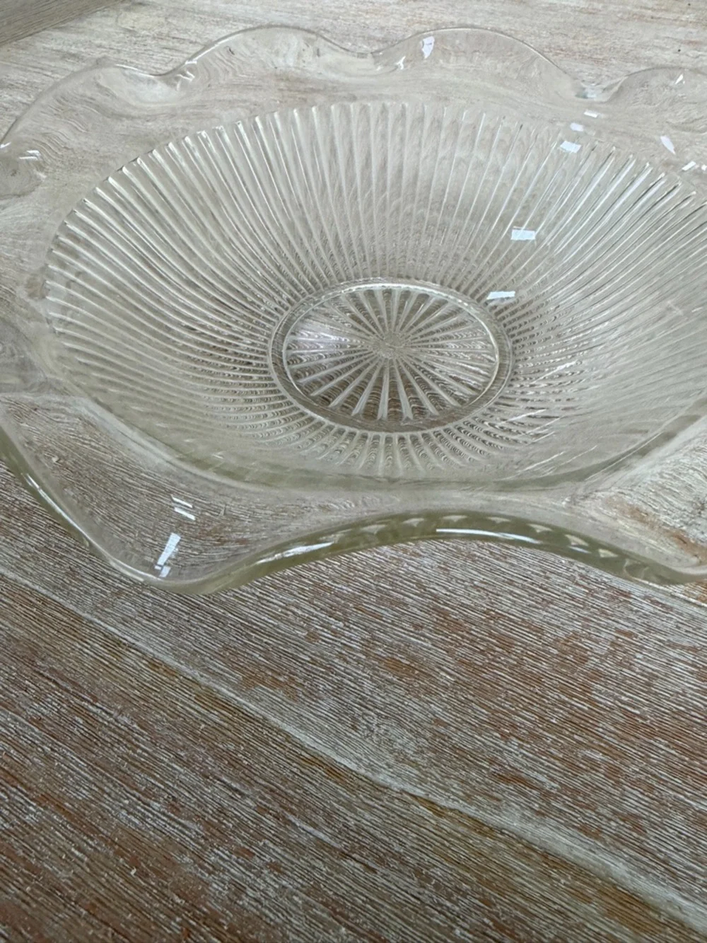 🌱 Large Vintage Depression Glass bowl with scalloped rim and fluted pattern